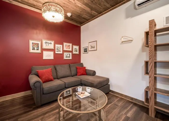 Walk Everywhere Fireplace Downtown Hideaway